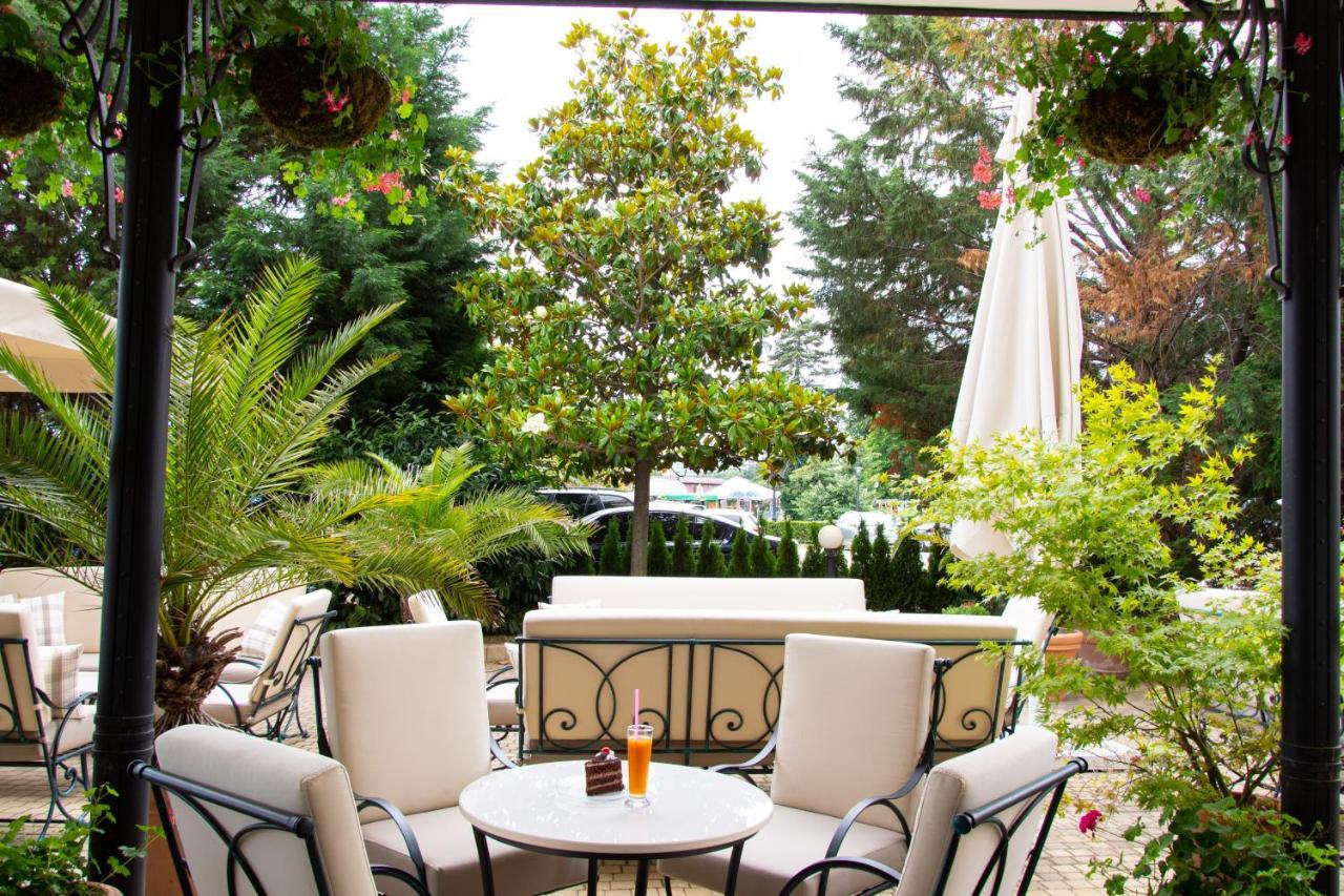 Admiral Hotel&Private Beach Goldstrand Exterior foto The hotel's garden